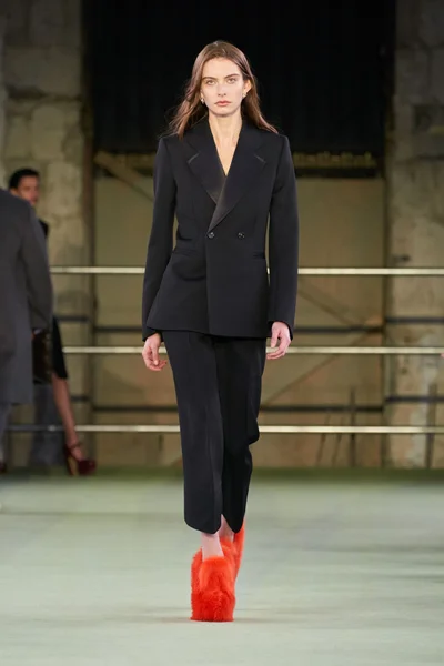 Look 16